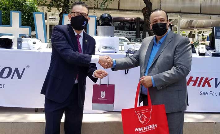 Dimitri Cab, Director de CECyT 1 y Camilo Muñoz, Channel Director de Hikvision México.
